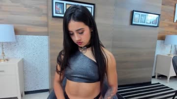 Brunette Babe Stimulates Her Clit Clearly