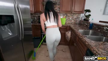 Hot maid agrees to let me pay her double to take her clothes off