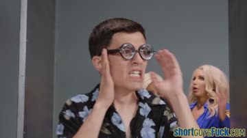 Curvy MILF security pounded by little guy in threesome