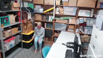 Arie Faye Shoplyfter