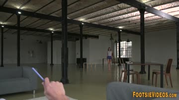 Footjob hottie gets toes cumshot