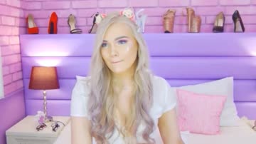 Blonde Babe Teases Her Clit And Moan