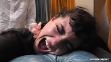 Azylis, 24, from Brest, a very special artist