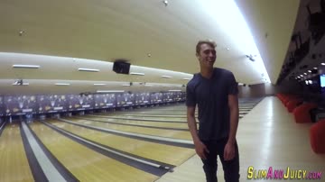 Big butt hottie sucks dick