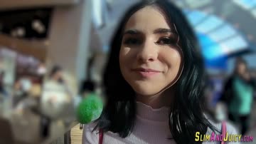 Big butt teen babe sucks dong