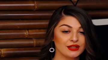 Brunette Babe Sexy And Enormous Show