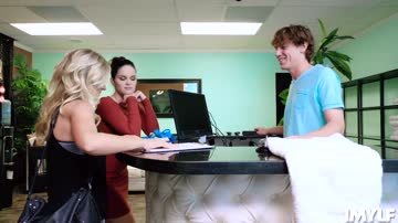 Rion finds his way over to Prestyns booth and whips out his cock