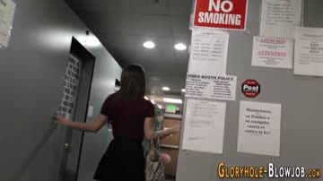 Ho gives interracial blowjob