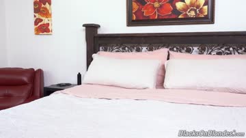 Lauren Phillips BlacksOnBlonde