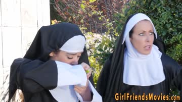 Teen hottie gets fingered by lesbian