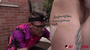 Arielle Aquinas rubs her clit while being tattooed