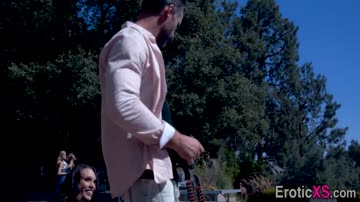 Brunette babe outdoors sucks cock
