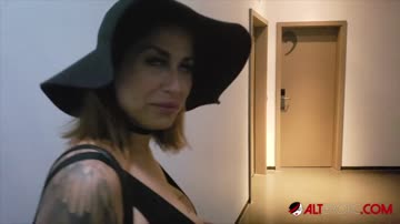 Fucking tattooed slut Heidi Van Horny in the shower