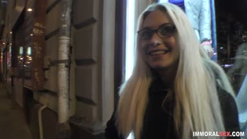 Blonde whore rubs her pussy live