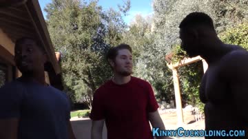 Teen cuckolds outdoors in interracial 3way