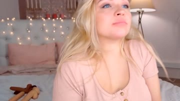 Blonde Babe Giving Pleasurable Cam Show