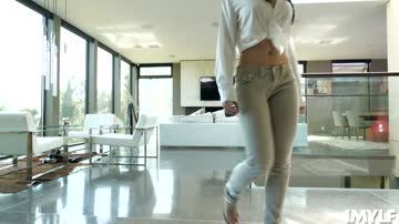 Mylf Crystal Rush fucks Cassidy Klein with strapon!