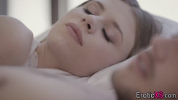 Teenage blonde gets rimmed and rides