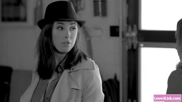 Brunette detective trades her pussy in exchange for info