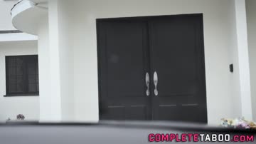 Blonde teenager eats out pussy