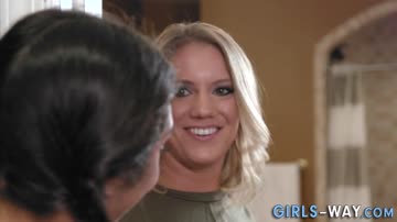 Lesbian beauties in threeway eat out pussy