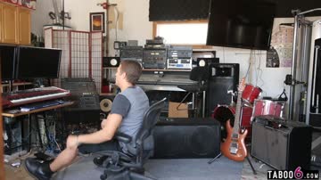 Lead guitarist bangs hot Italian groupie in his studio