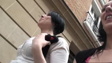 Deux brunes lesbiennes se boufent la chatte avant de se faire baiser et enculer! Episode 2